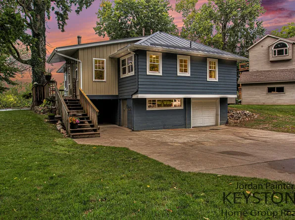 4281 Willow Dr NE, Grand Rapids, MI 49525