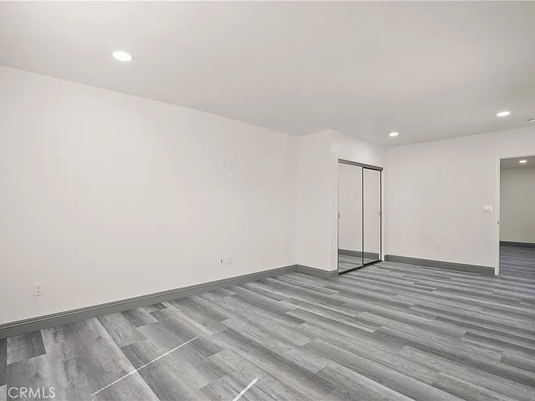 14335 Hamlin St — Photo 36