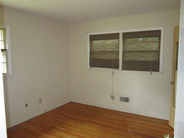 2nd image of 136 Oakland Dr