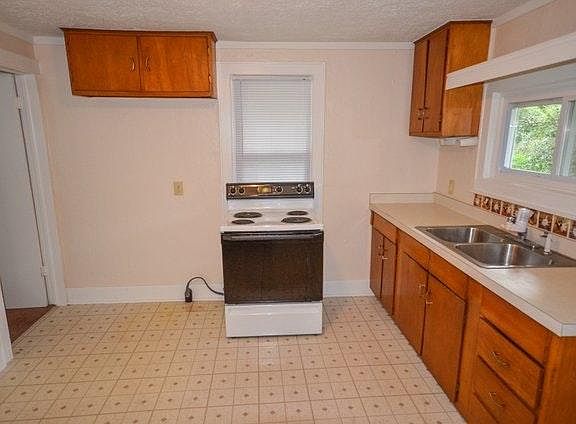 5th image of 926 Oriole Ave