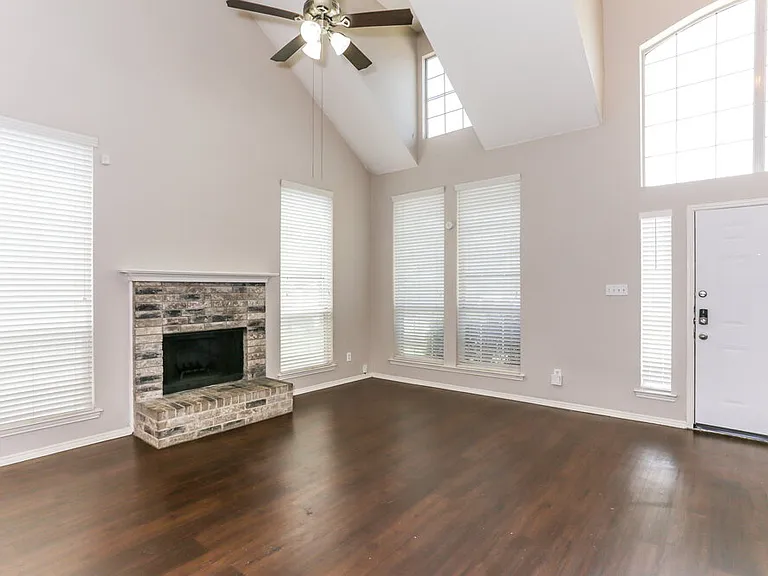 317 Pebblebrook Ln — Photo 5