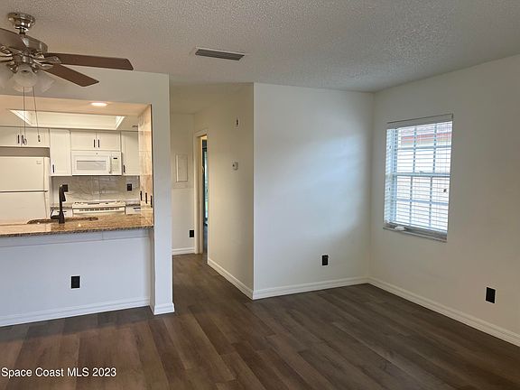 2nd image of 3111 Sir Hamilton Cir #12