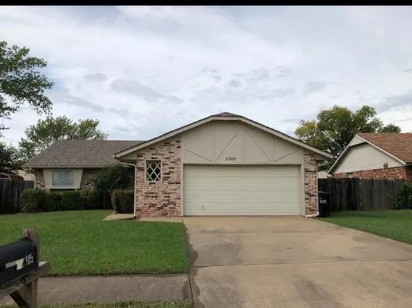 2305 Crystal Dr, Moore, OK 73160
