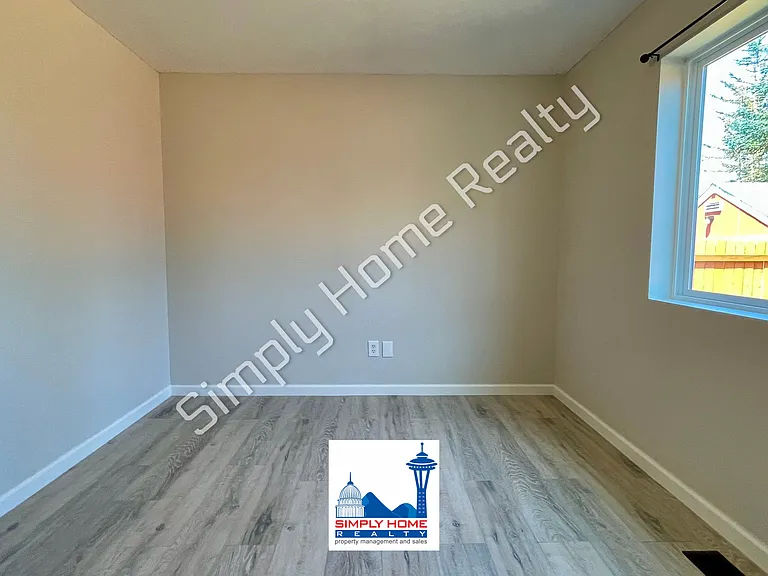 9807 Greenleaf Loop SE — Photo 8