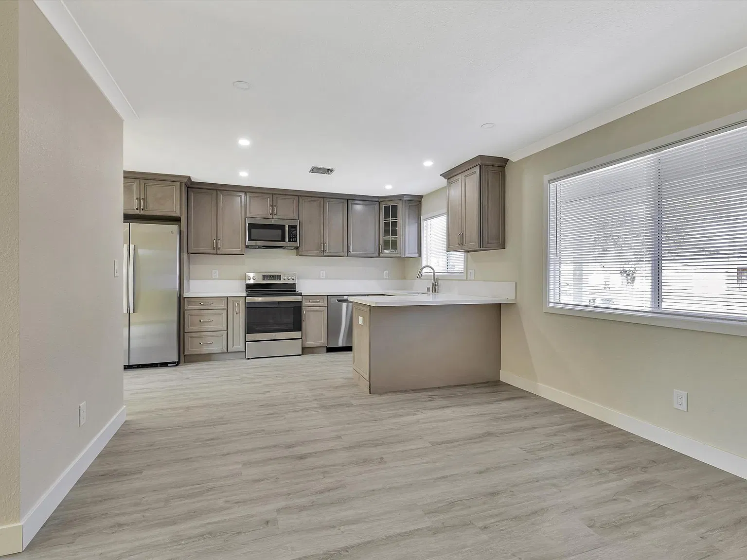 3 bed, 1232 sqft, $3,900 — Photo 2