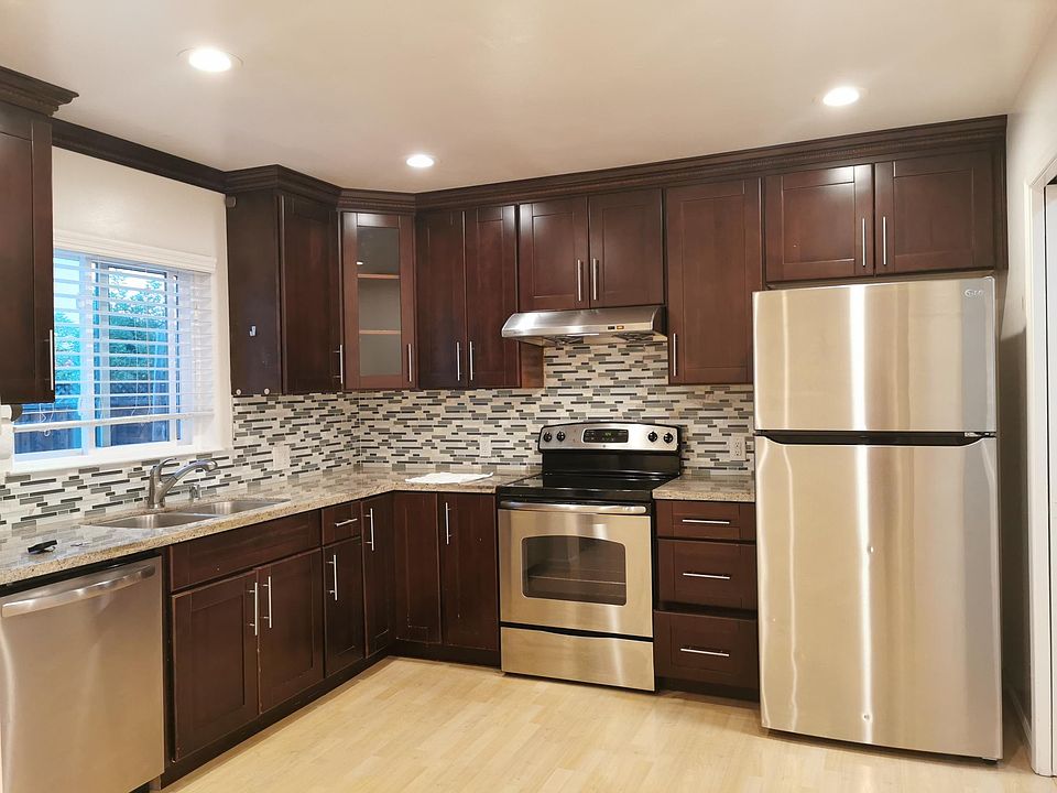 1st image of 390 Dennis Ave