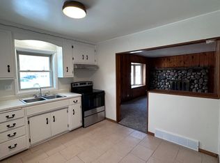 1317 Crestwood Dr, Green Bay, WI 54313