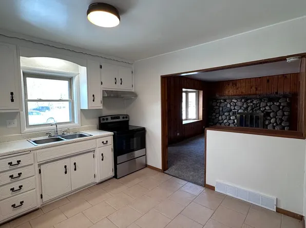 1317 Crestwood Dr, Green Bay, WI 54313