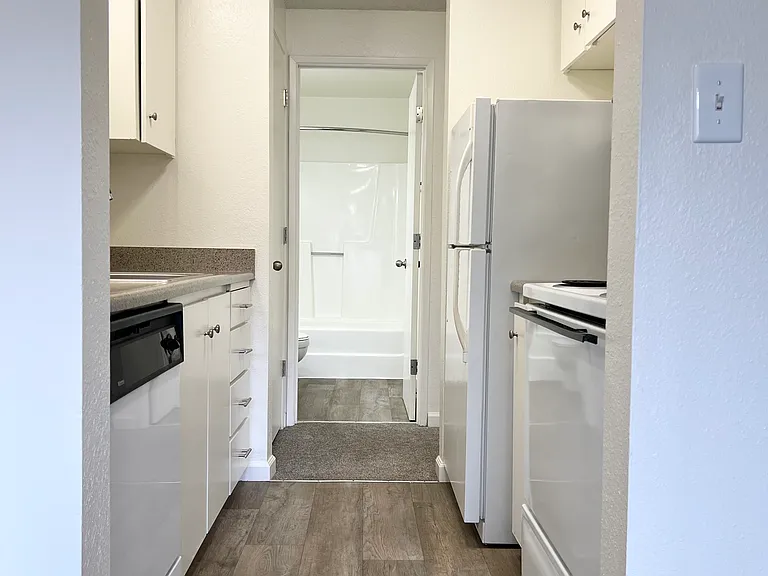 Sunset Ridge Apartments — Photo 9