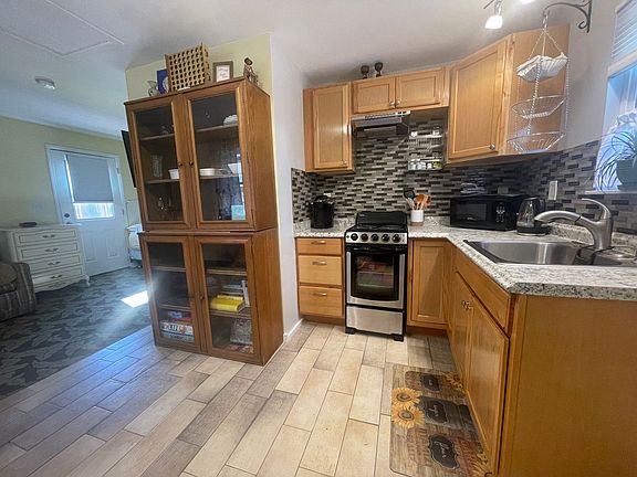 5th image of 640 E Manor Dr