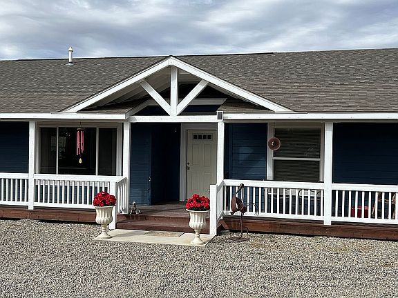 Covered front porch. 
