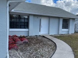 811 Lyons Cir NW, Palm Bay, FL 32907