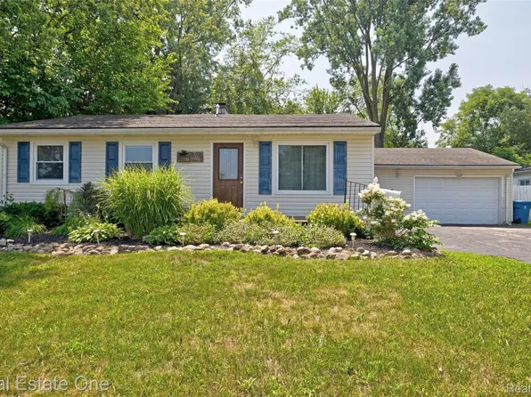 705 Richard St, Holly, MI 48442