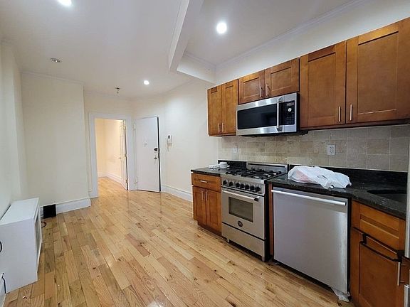 3rd image of 223 W 16th St APT 5A