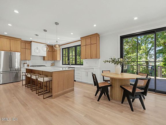 4th image of 8 Somerset Ln