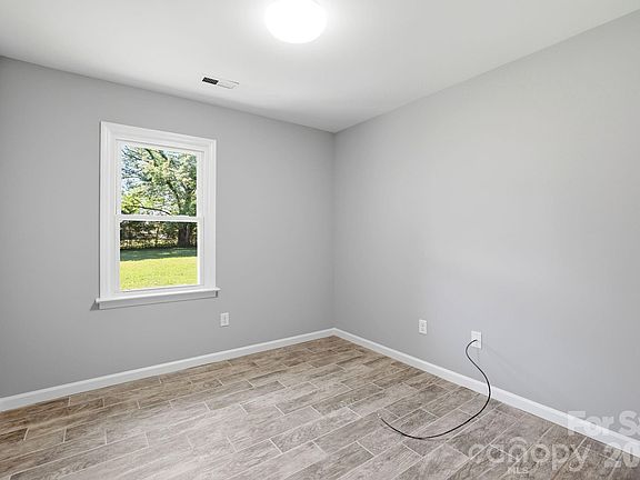 4th image of 1108 Willoughby Rd
