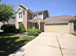 1658 Hillside Ln, Rochester Hills, MI 48307