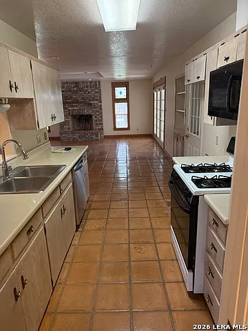 3 bed, 2.0 bath, 1911 sqft, $2,500 — Photo 4