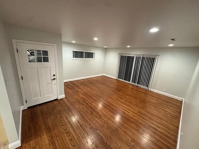 940 Rose Ave — Photo 3