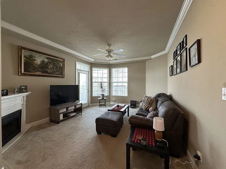 2537 Suncrest Vlg — Photo 6
