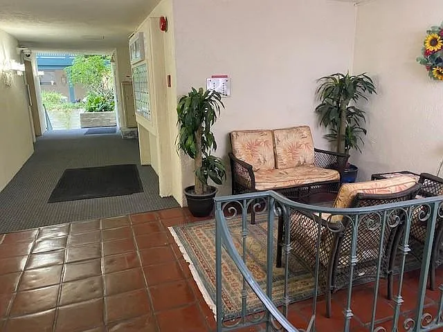 1 bed, 864 sqft, $2,200 — Photo 2