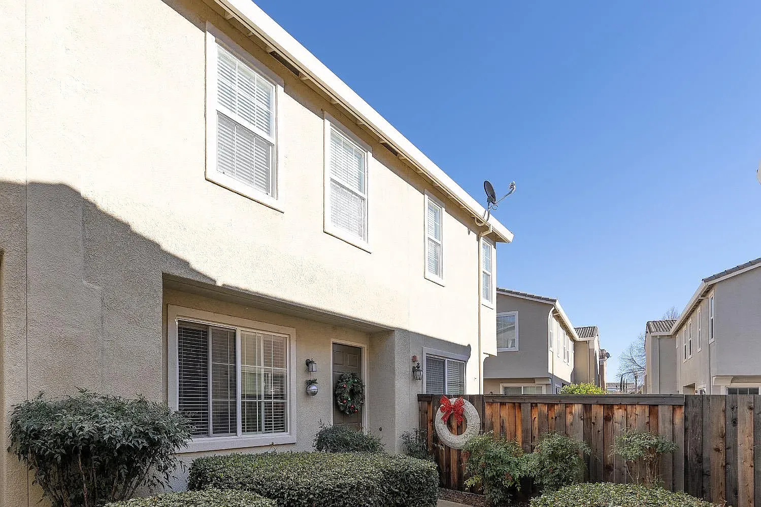 3 bed, 2.5 bath, 1432 sqft, $2,599 — Photo 3