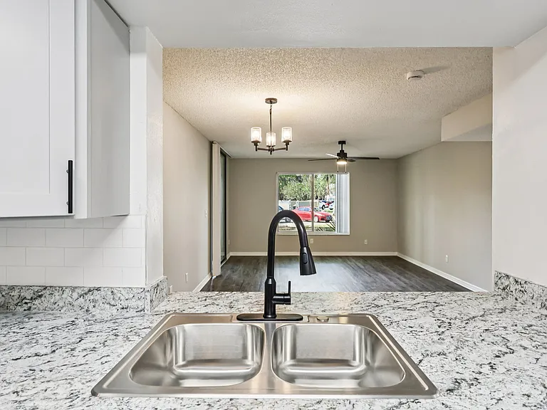 Lakeside Glen Apartments — Photo 8