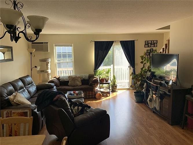 1st image of 565 Quaker Ln APT 102