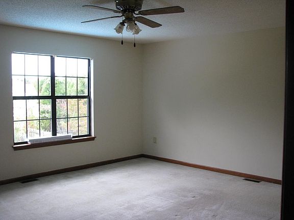 3rd image of 228 Jasmine Dr