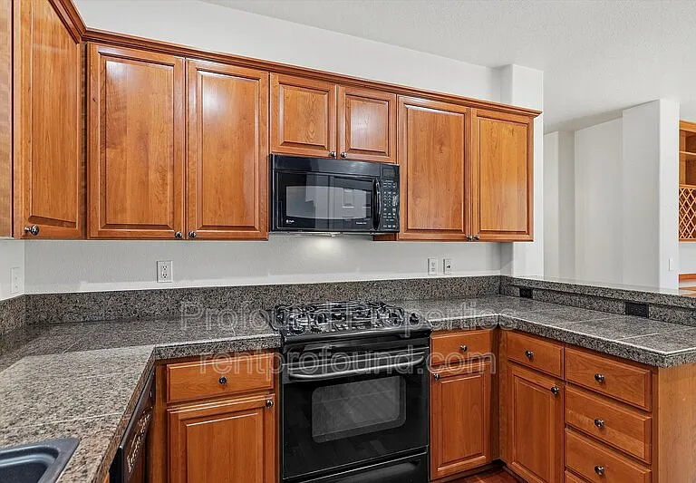 1140 SE Tamango St — Photo 8