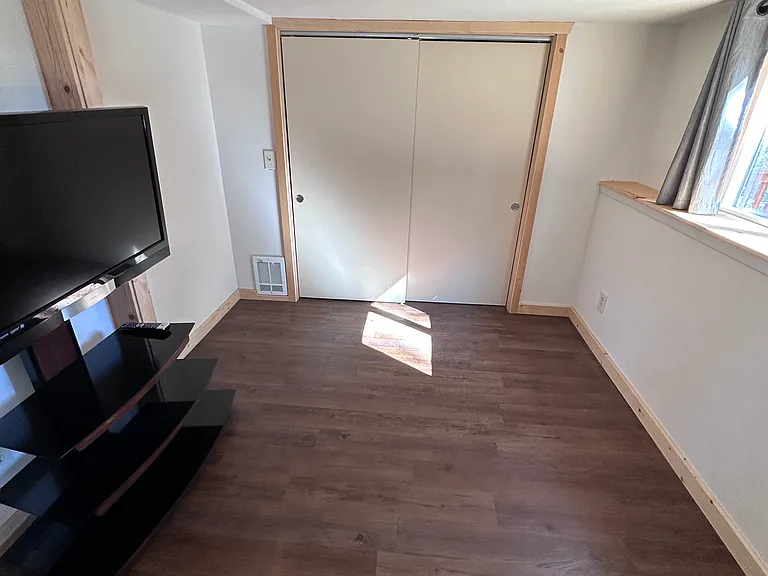 691 Shelter Bay Dr — Photo 2
