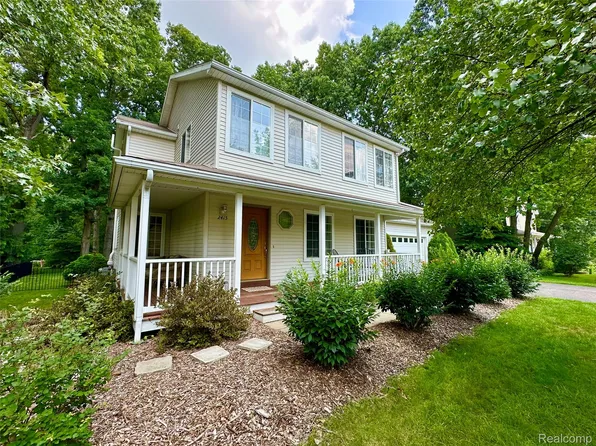 2415 Spartans Trl, Pinckney, MI 48169