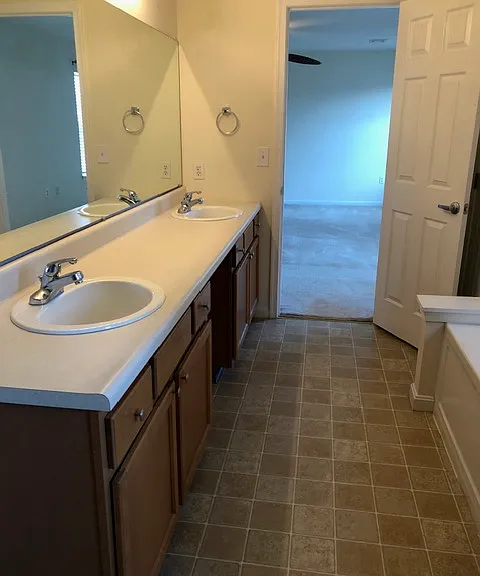 102 Martin Ct — Photo 2