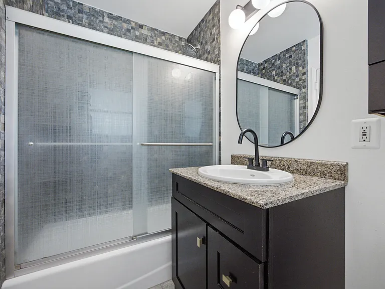 7439 Amestoy Ave — Photo 15
