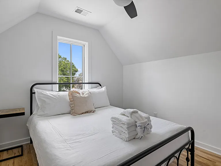 205 Line St — Photo 20