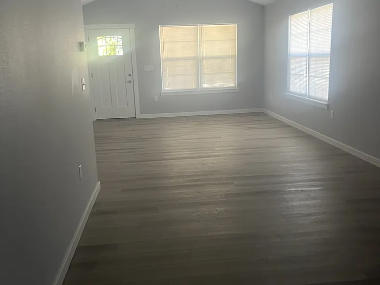 325 E Daugherty St — Photo 9