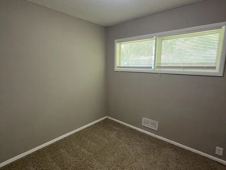 10805 Bennington Ave — Photo 10