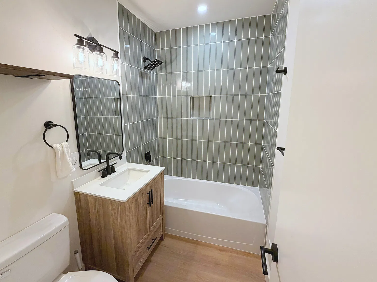 4 bed, 1.5 bath, 1563 sqft, $2,545 — Photo 4