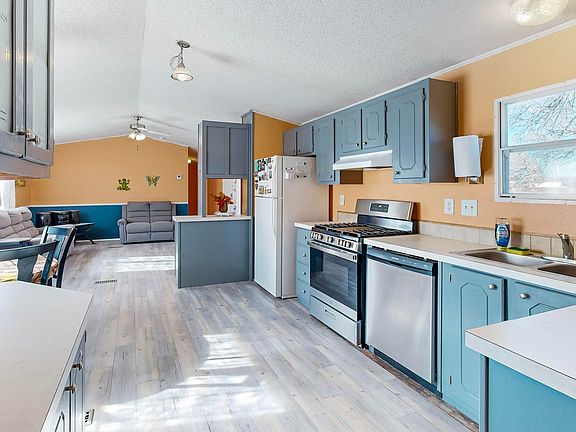5th image of 630 Las Vegas St