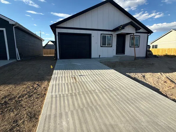 4748 Pontiac St, Mills, WY 82644