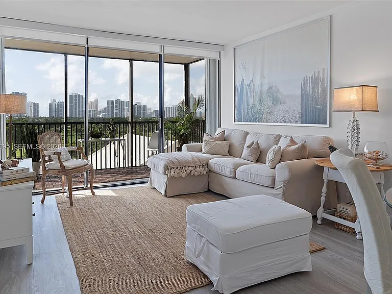 20301 W Country Club Dr #728 — Photo 1