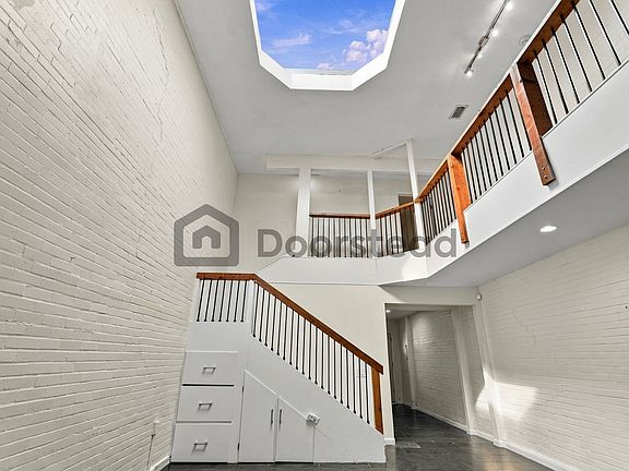 4th image of 210 Stratford St #B