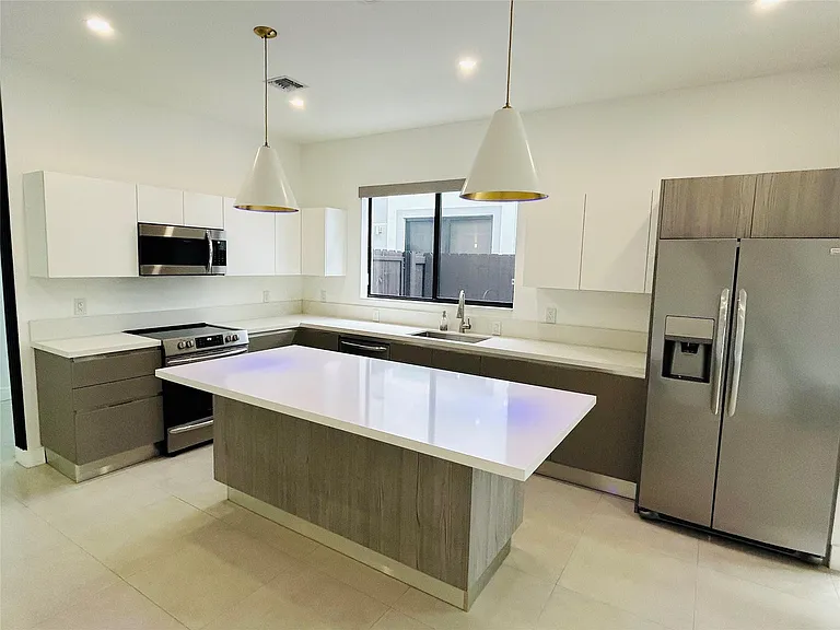 310 SW 9th St #1 — Photo 5