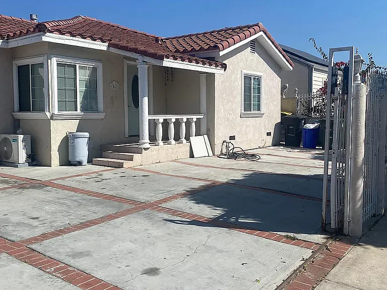 1061 Oaklawn Ave — Photo 2