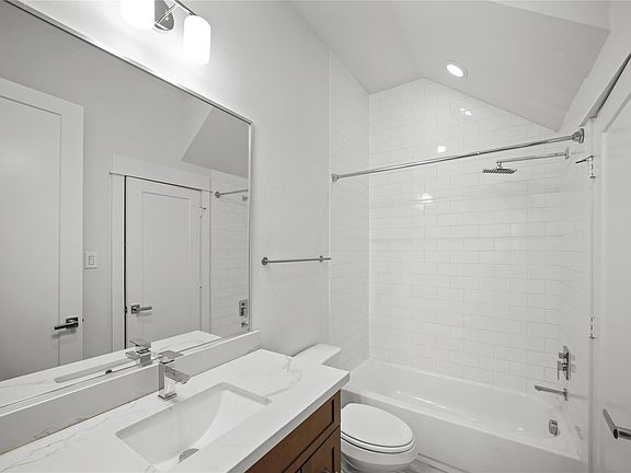 5th image of 616 Roy St