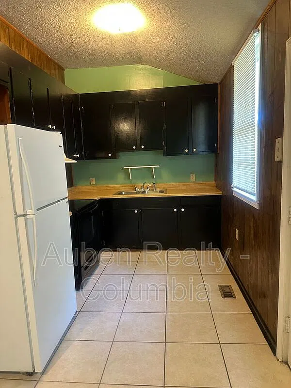 2 bed, 1.0 bath, 858 sqft, $950 — Photo 2