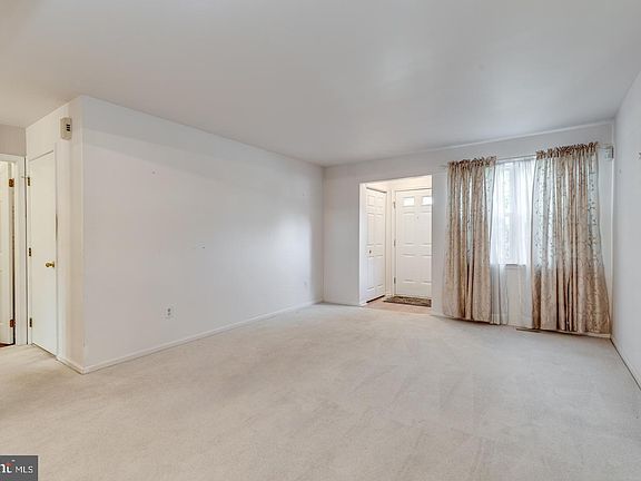 5th image of 25 Greensward Ln