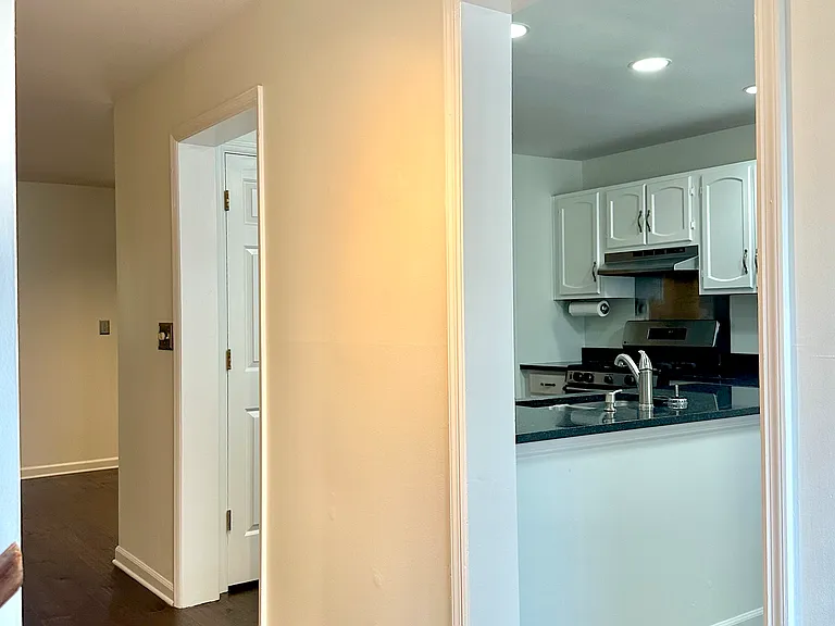 205 Lenox Way NE — Photo 2