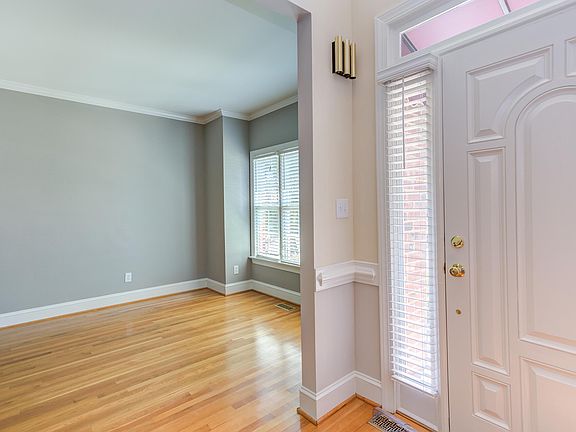 5th image of 2912 Hawtree Dr