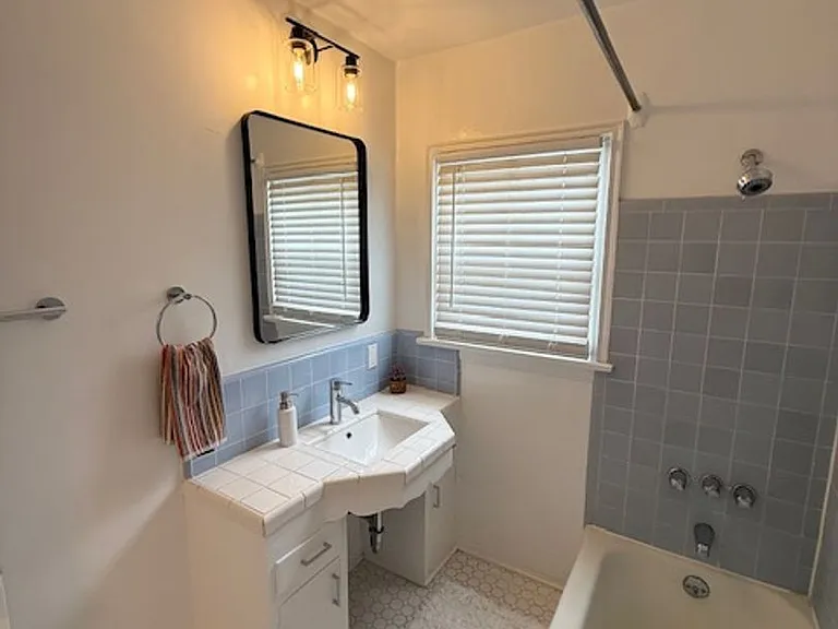 Bungalow - 1 bedroom + Office = natural wood floors, mini split a/c , new appliances, private pat... — Photo 15